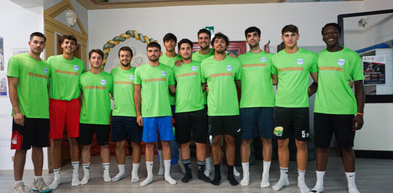 La squadra della Rossopomodoro Palermo in palestra