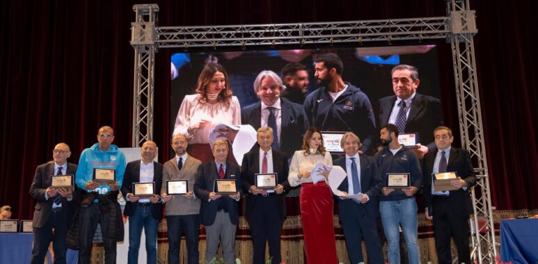 Nicola Ferro sul palco di Palermo premia lo sport 2024